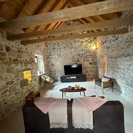 Villa Maison Laurel: Historic Stone Estate With Private Pool Gata