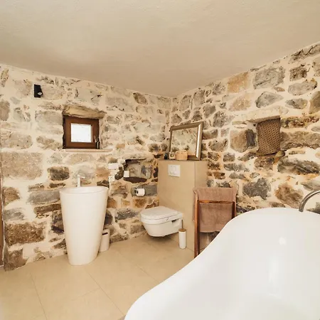 Maison Laurel - Beautiful Stone Estate With Private Pool, Near Split And Omis Gata